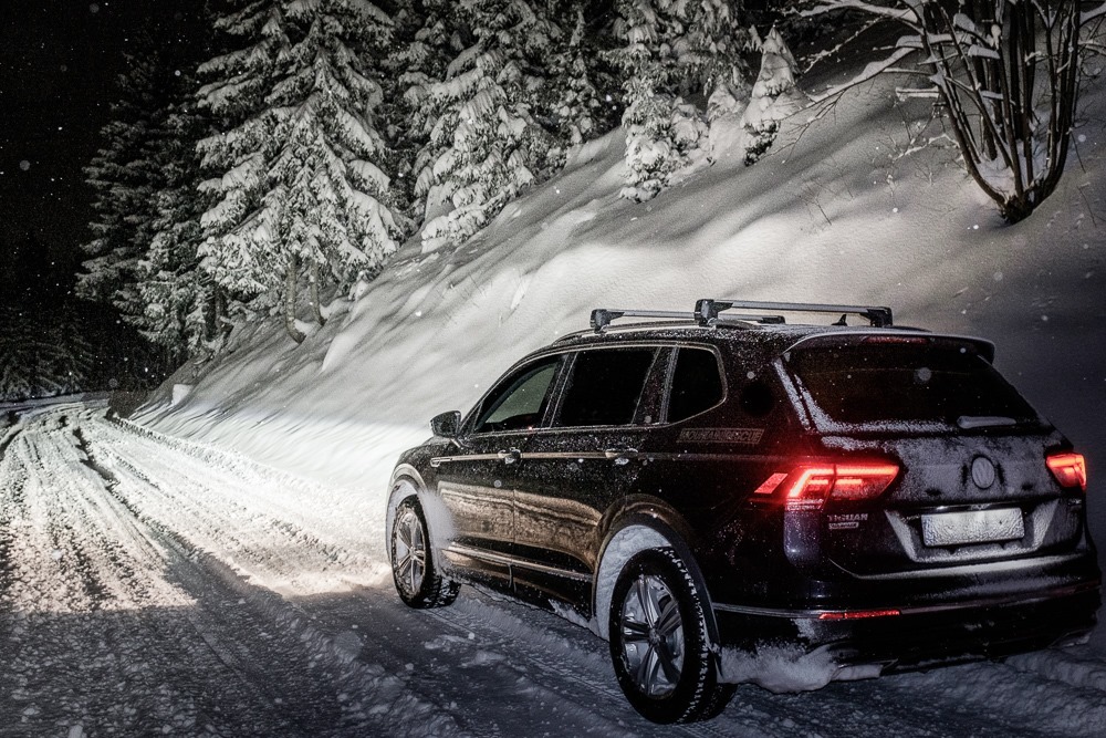 Tiguan Allspice on very snowy road