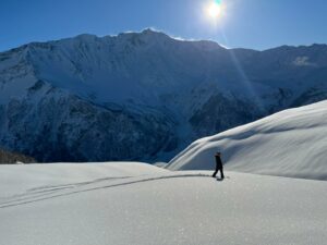 Simone snowboarding on mountaintop